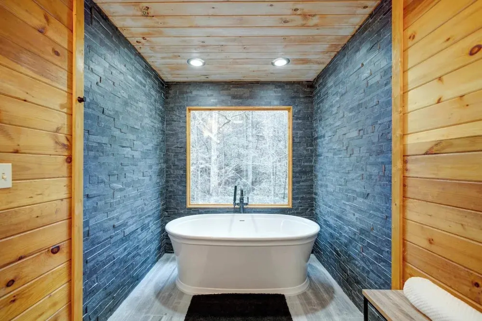 Bear Track Falls Peaceful, Quiet Mtn. Retreat!