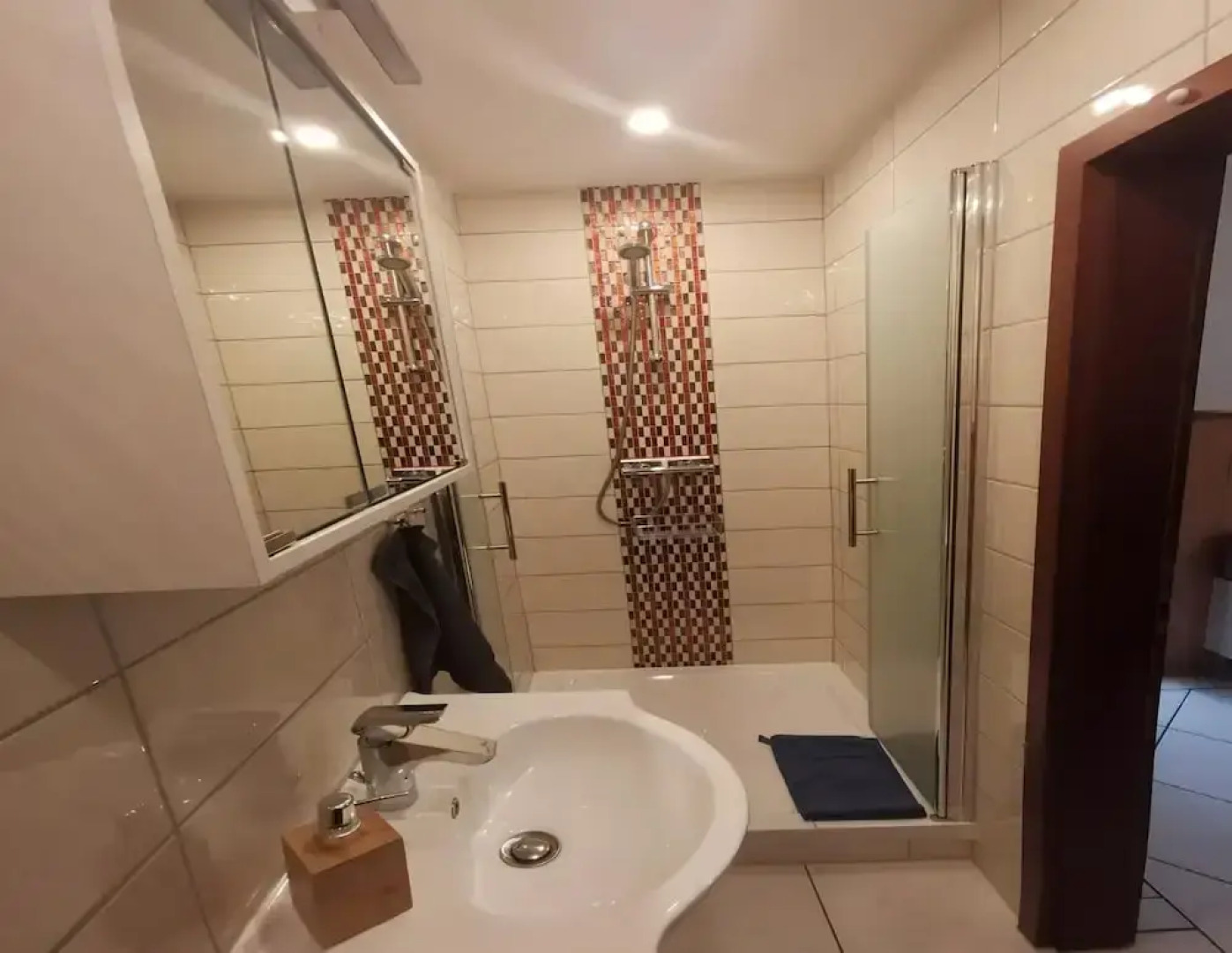 Lakeside Escape With Garden Fun