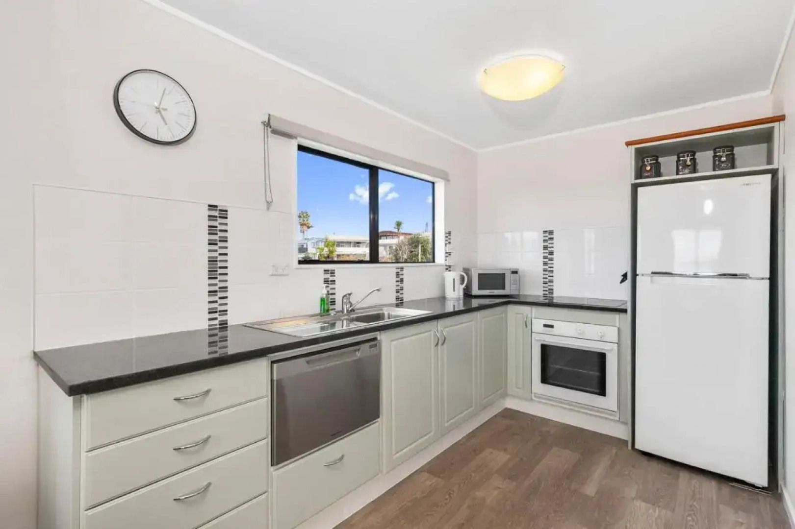 Snells Seaside Bach - Snells Beach Holiday Home