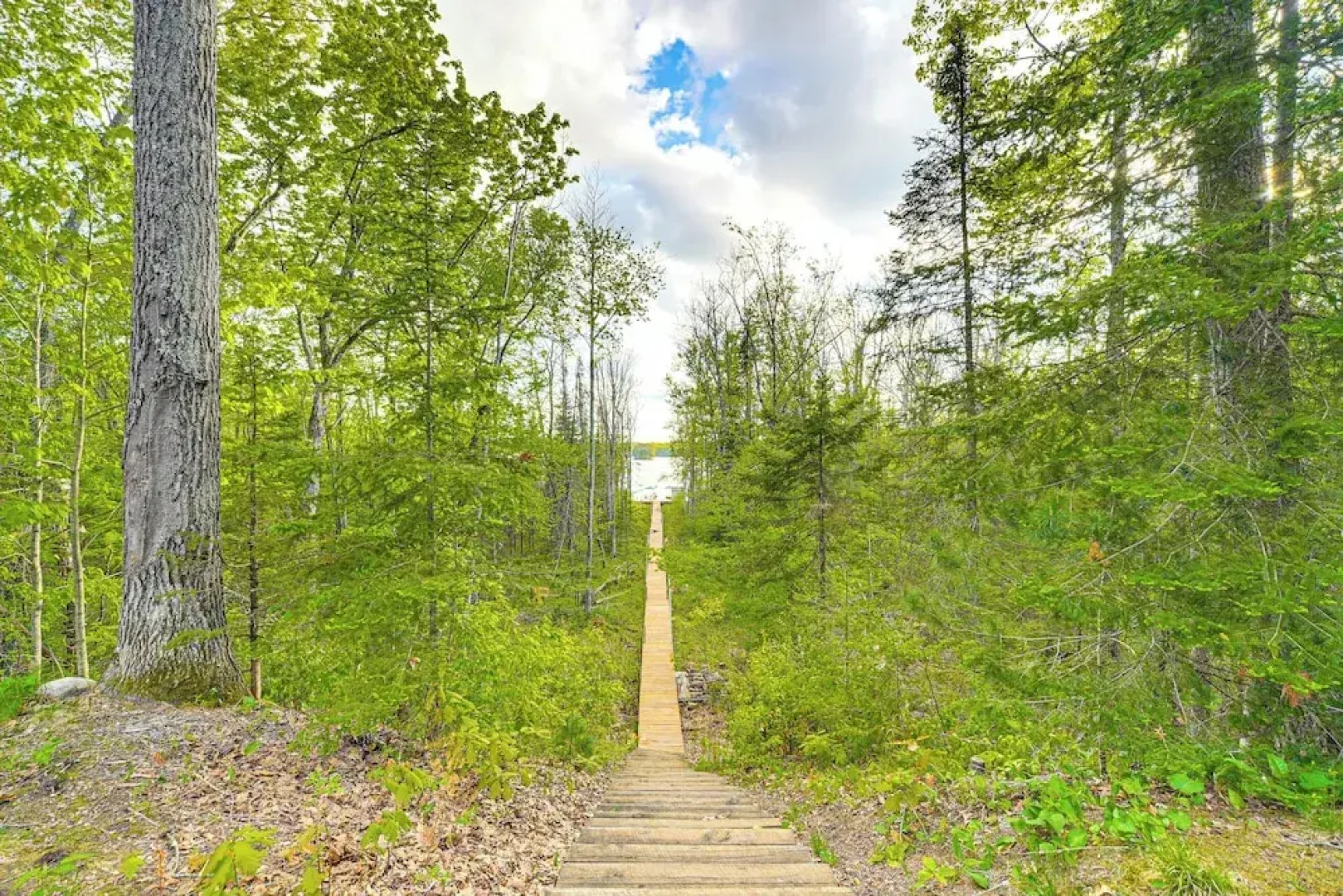 Paddle Ready: Hayward Lake View Retreat w/ BBQ