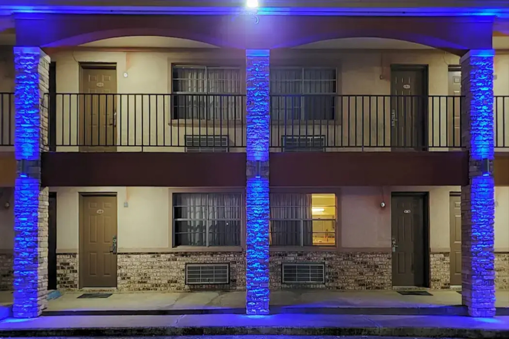 Econo Lodge Inn & Suites