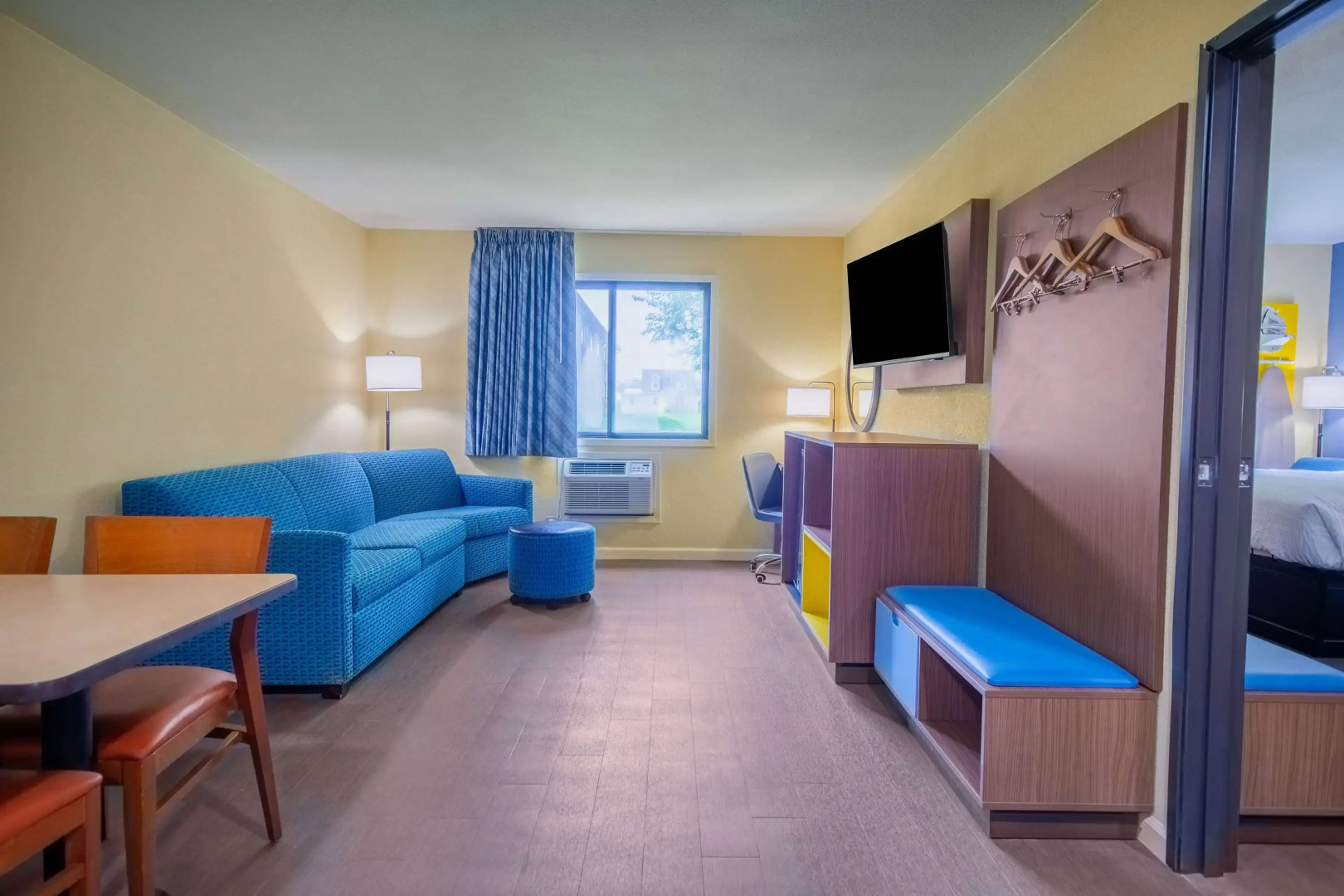 Days Inn & Suites by Wyndham Waterloo