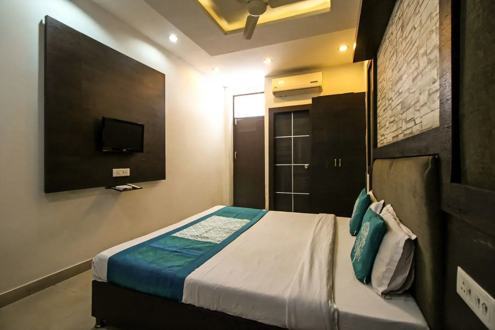 OYO 8429 Hotel Raj
