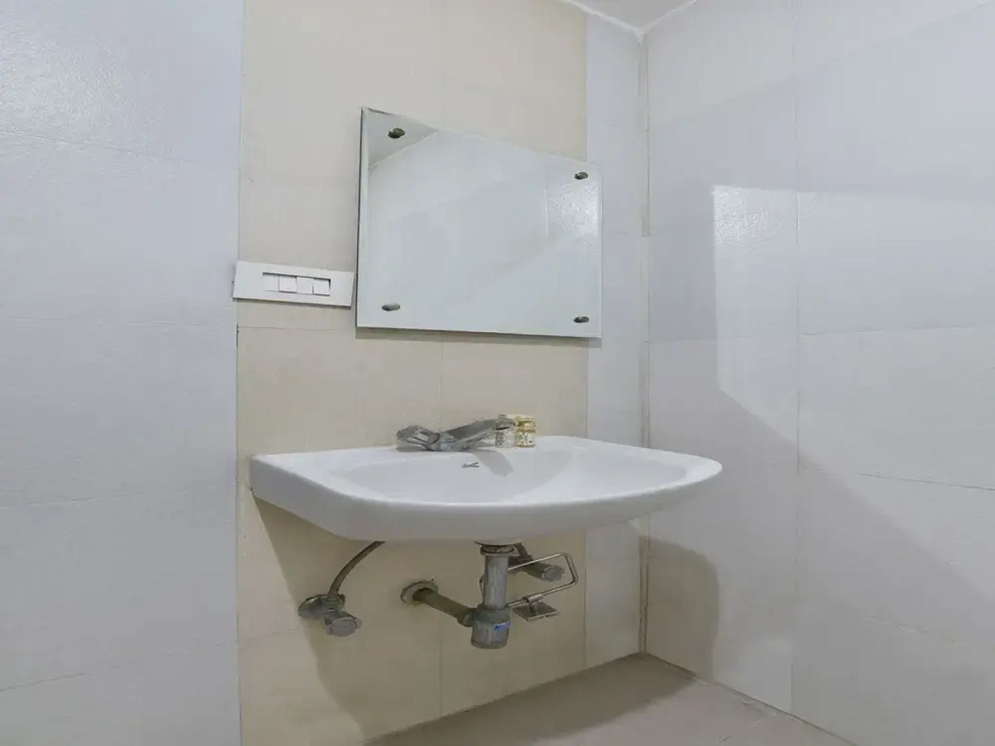 Capital O 38083 Grand Metro Hotel