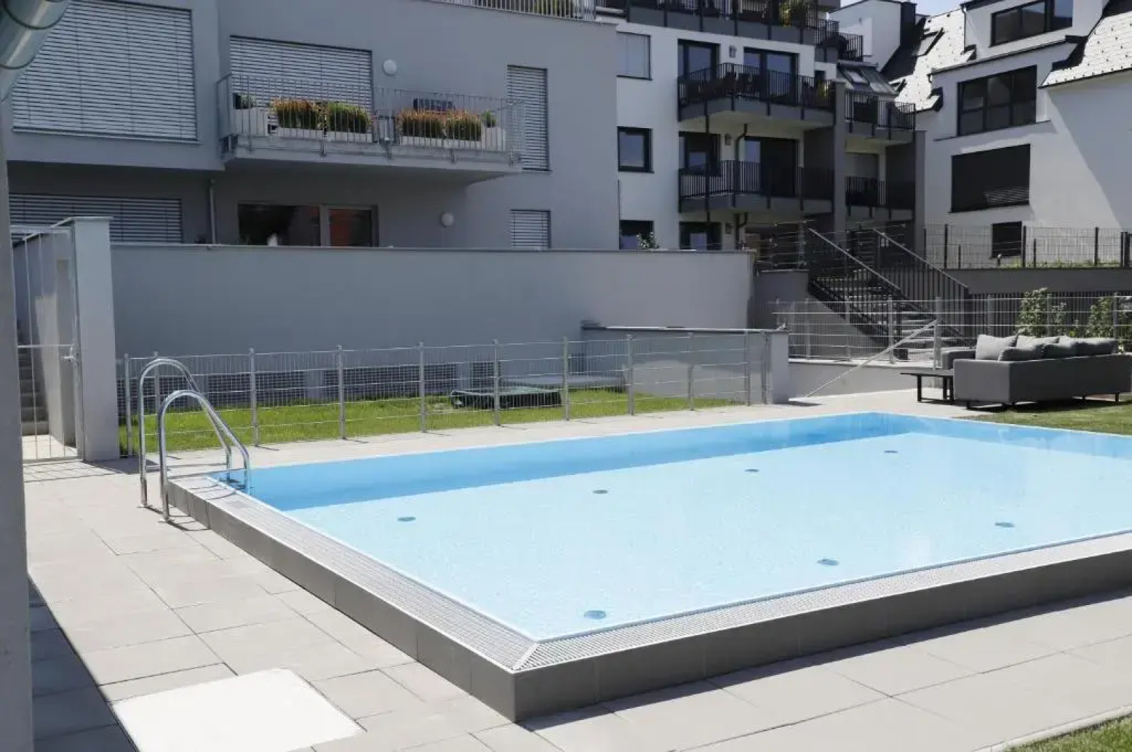 Yellow Flower Apartment with Pool - 5 min to Lake