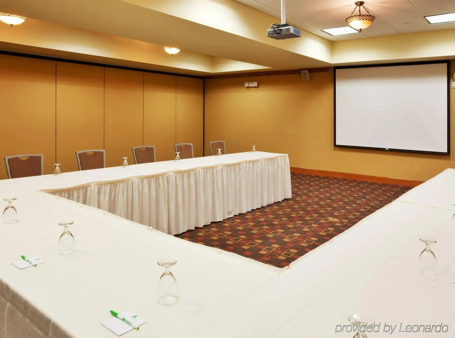 Holiday Inn & Suites Oakland Airport by IHG