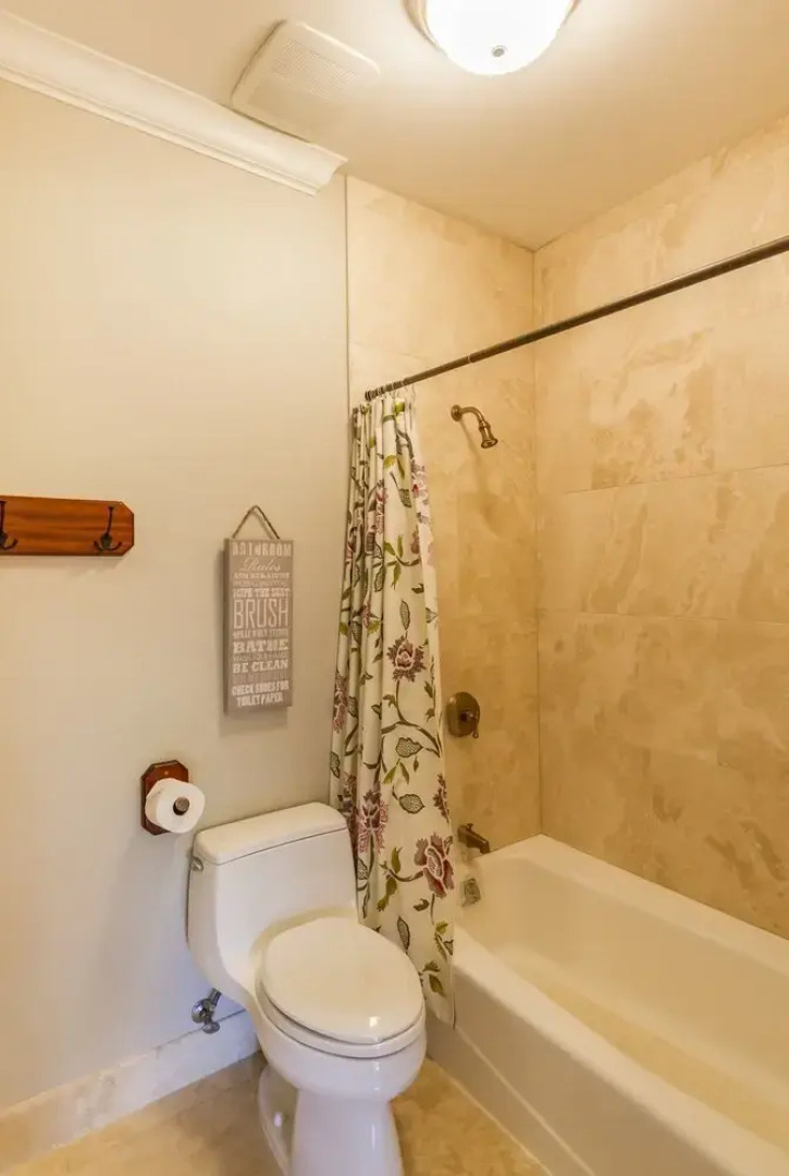 The Green Pineapple Main House 3 Bedroom Home by Redawning