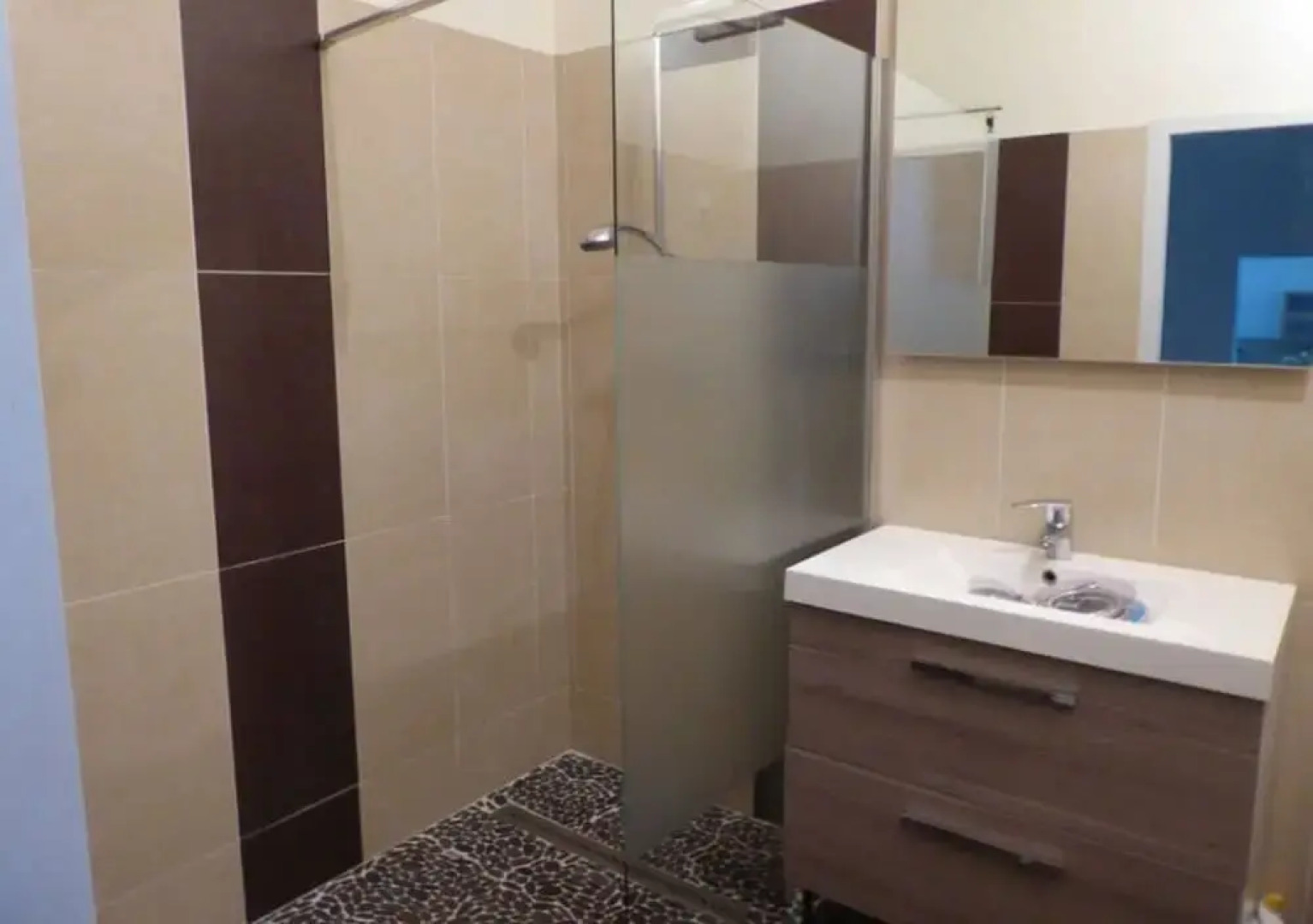 Maisons entières dans grand domaine