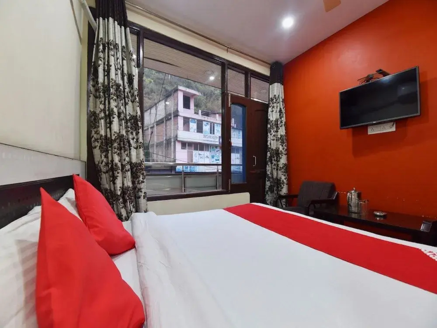 Oyo 28027 Hotel Dhruv