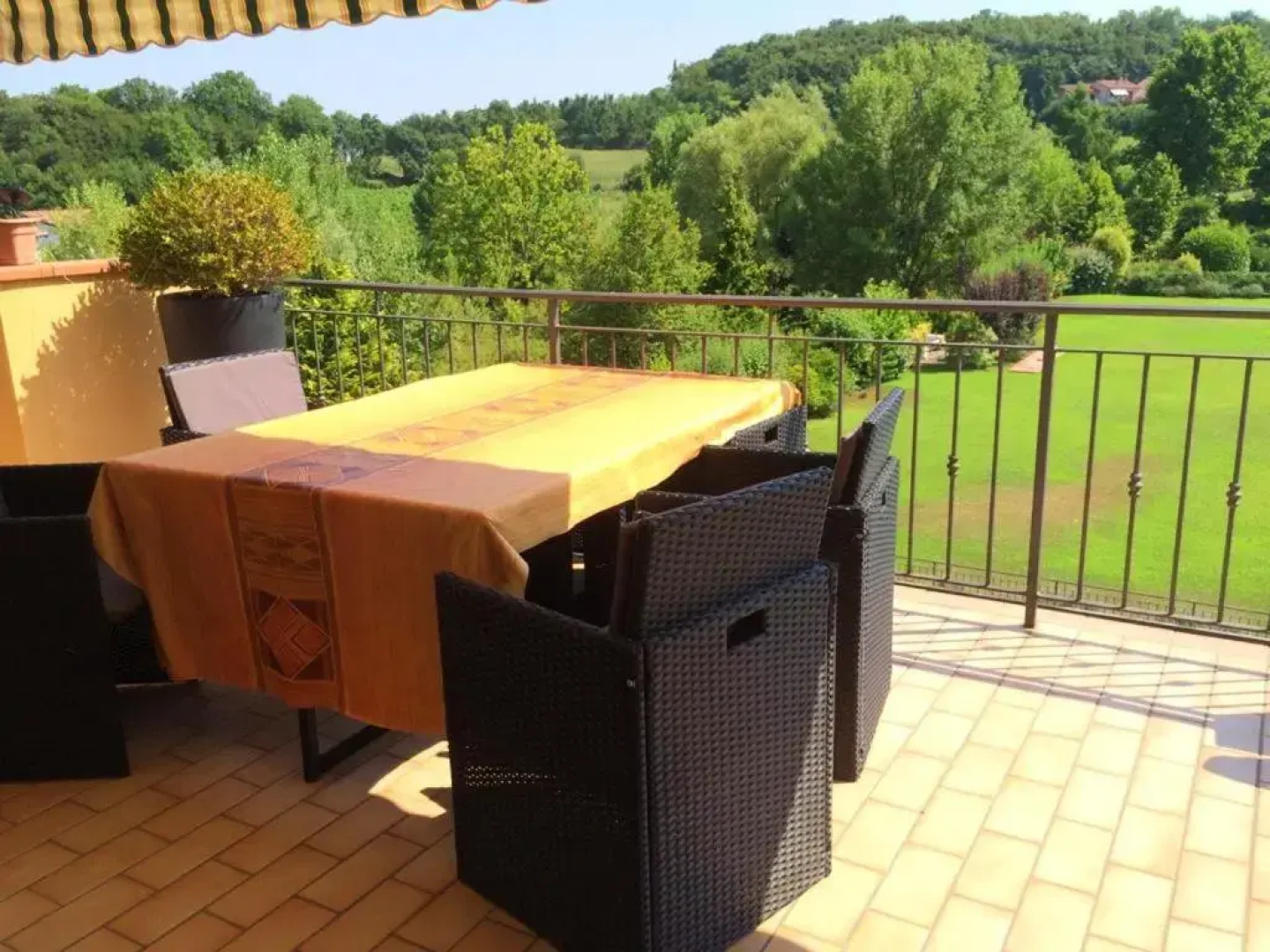 2 bedrooms appartement with shared pool furnished terrace and wifi at Padenghe Sul Garda