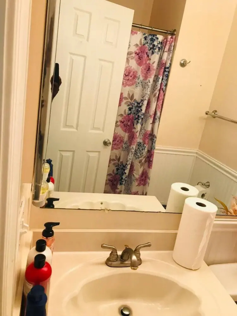 Room in House - Executive Private Room w Bath Near Shopping