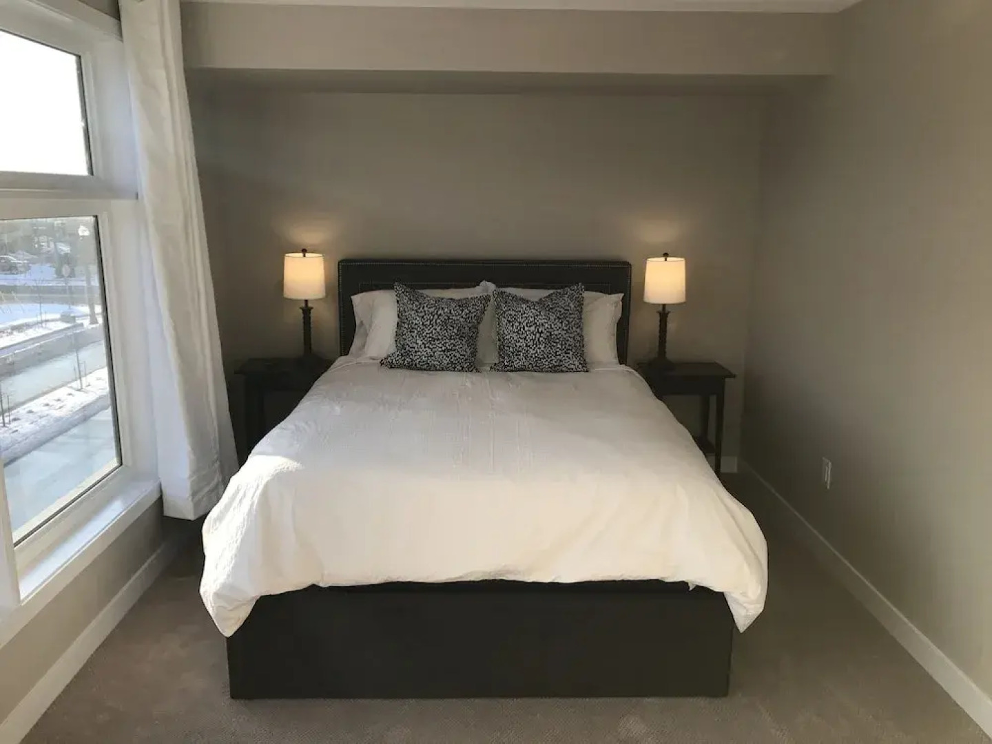 Upscale Lake View Town Home