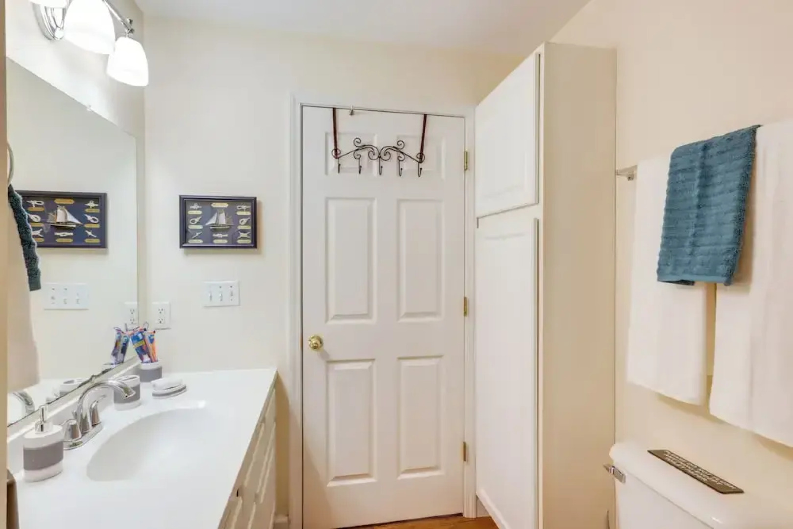 Cozy Delafield Apartment - Walk to Lake!