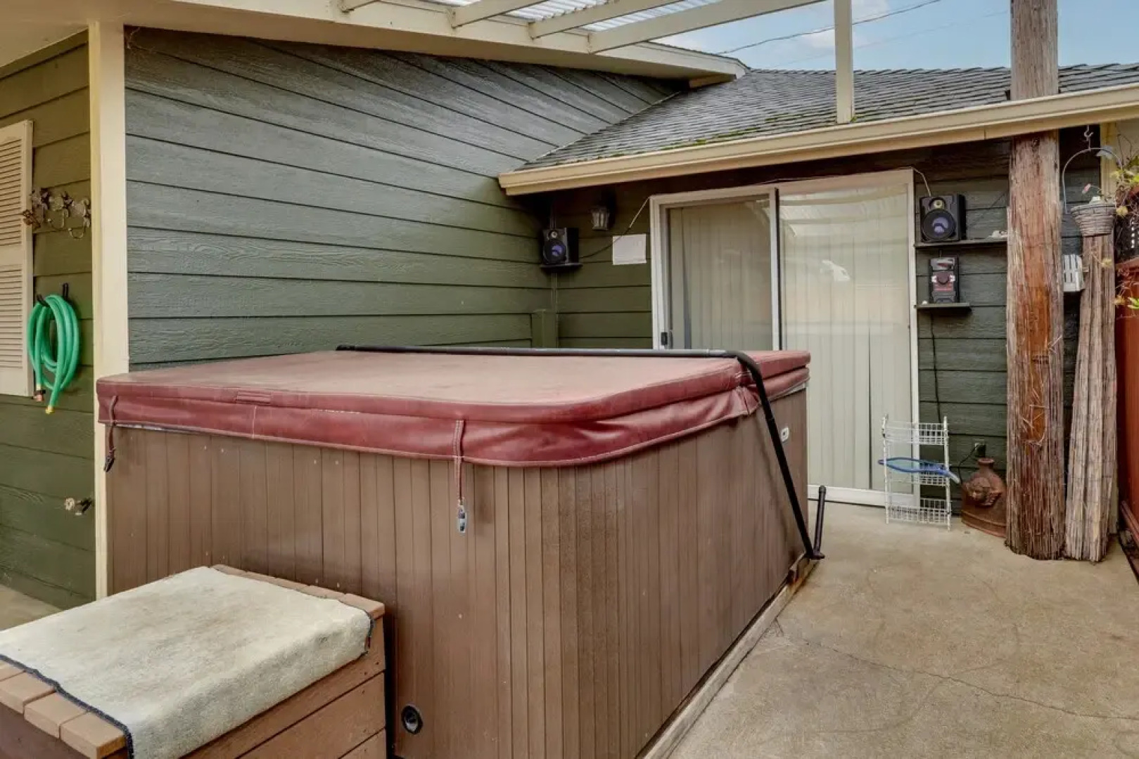 Salem Getaway w/ Hot Tub Near Parks & Boating!