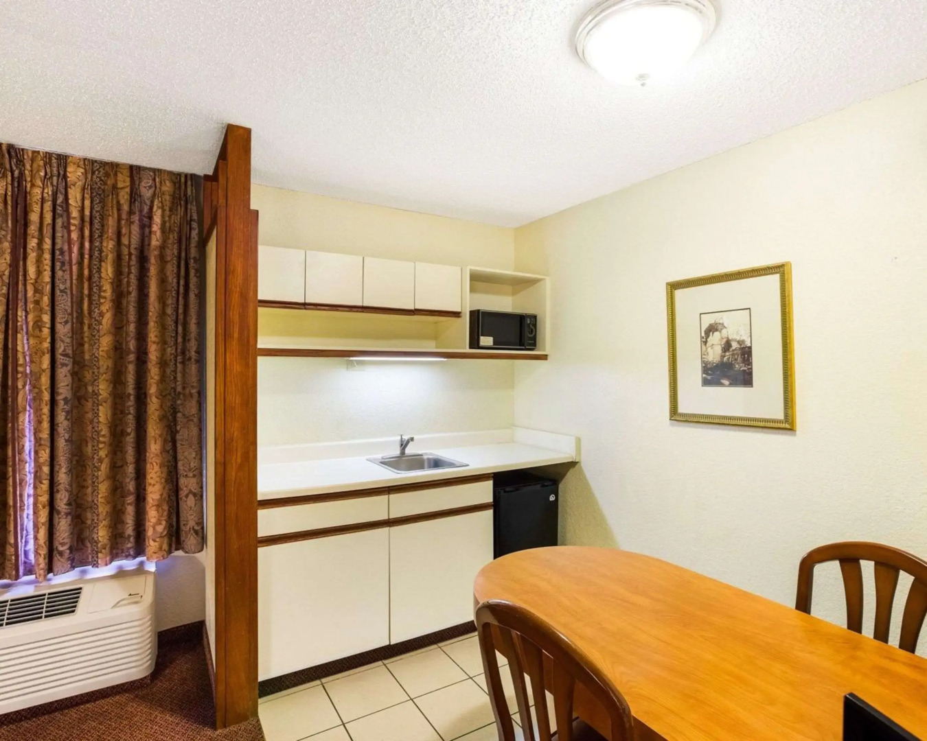 Rodeway Inn & Suites South of Fiesta Park