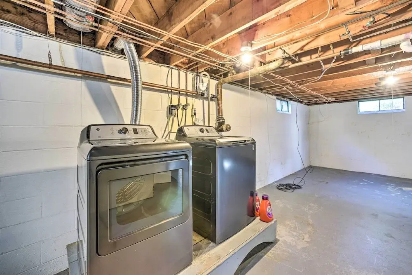 Family-friendly Retreat w/ Hot Tub: 1 Mi to Dtwn