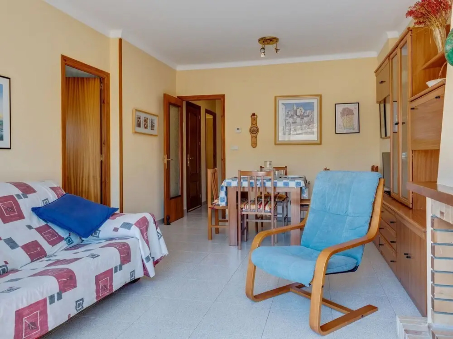 Splendid Mansion in Palau-Saverdera near Sea