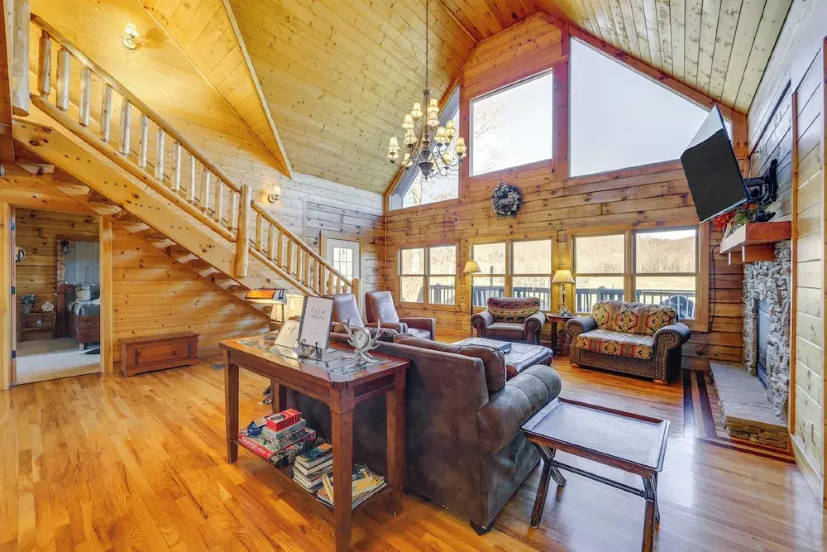 Luxury Mountain Cabin With Hot Tub & Pool Table!