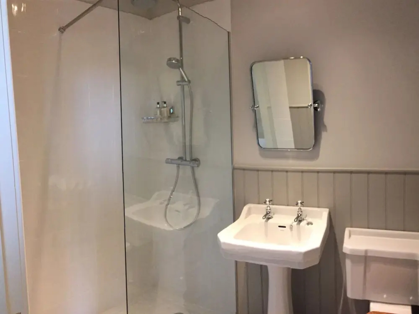 NEW Refurbished Cottage With hot tub