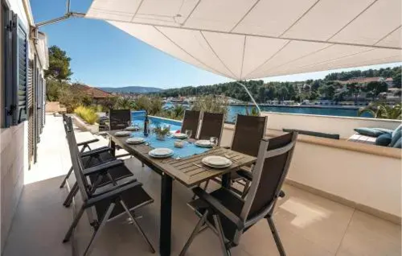 Four-Bedroom Holiday Home in Milna