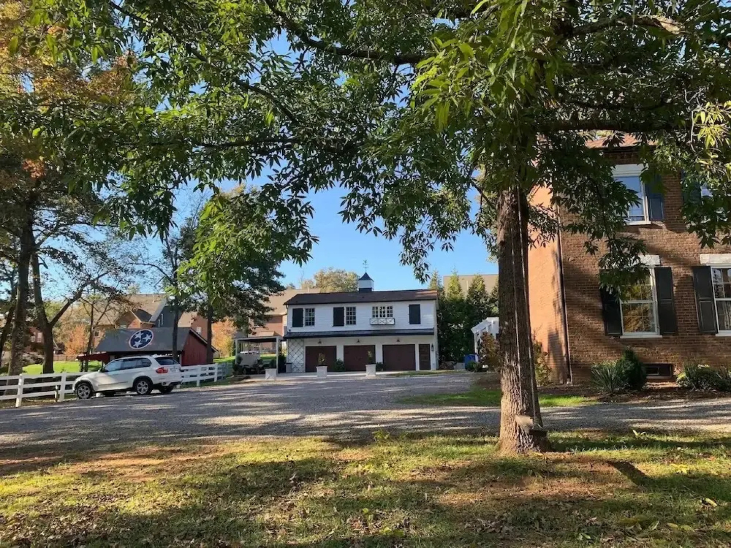 Five-star Historic Boyd Harvey Carriage House 2 Bedroom Home by RedAwning