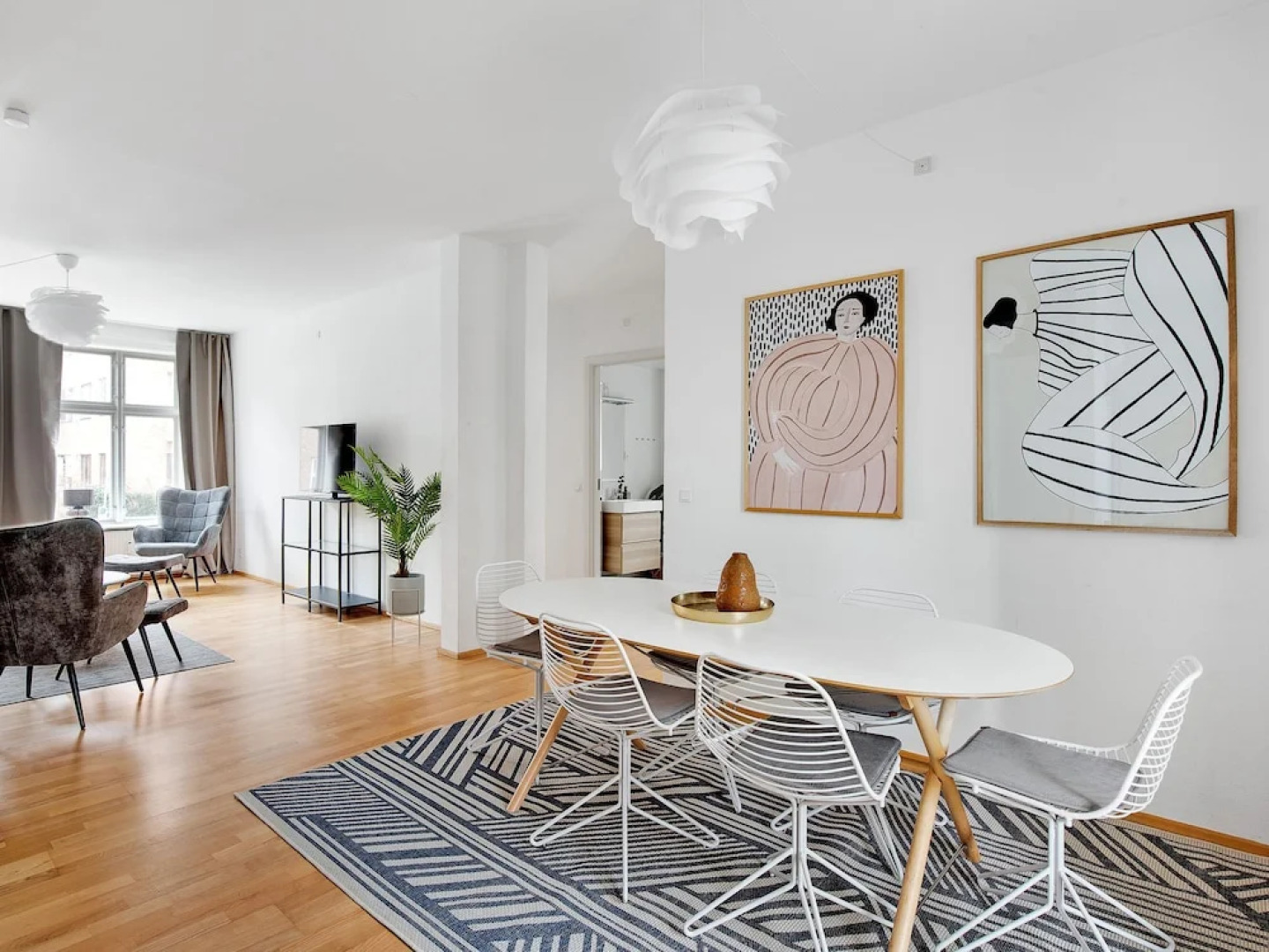 Sanders Constantin - Chic 2-bdr Apt With Balcony