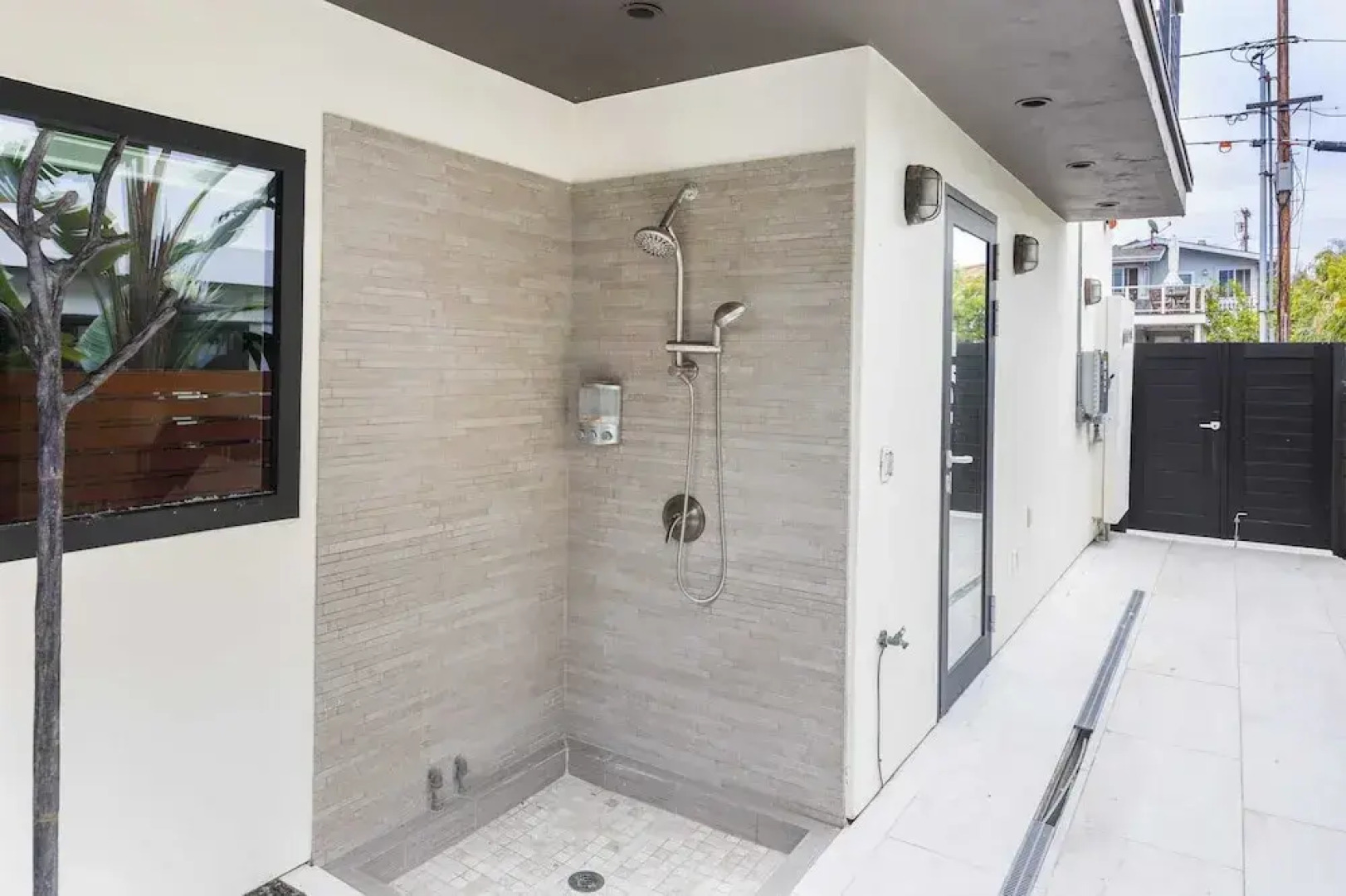 Steps to Beach+shops, Oceanview, Hot Tub+firepit Moonlight Modern by Avantstay