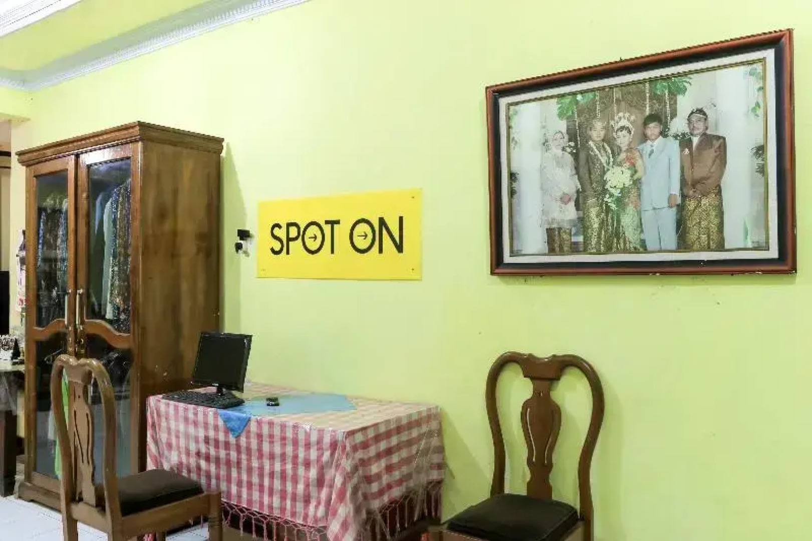 Wallet Family Residence Syariah by OYO Rooms