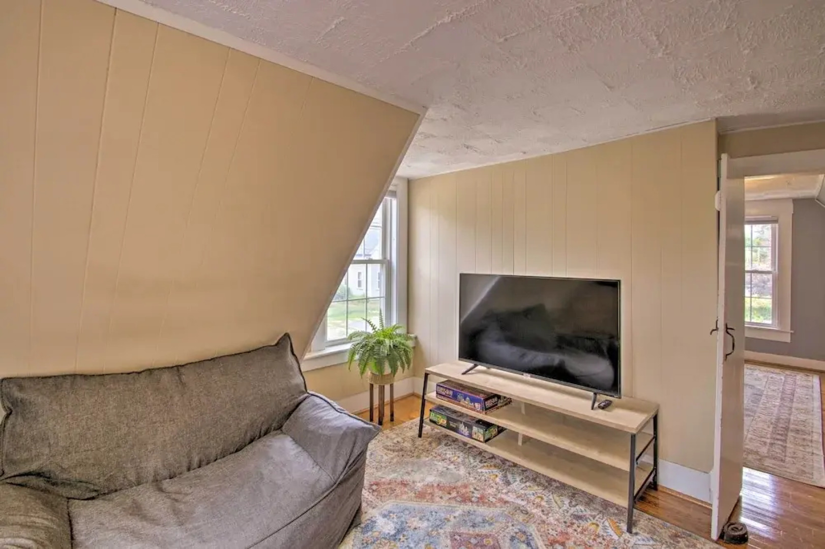 Modern Home ~ 2 Mi to Cranmore Mountain Resort!