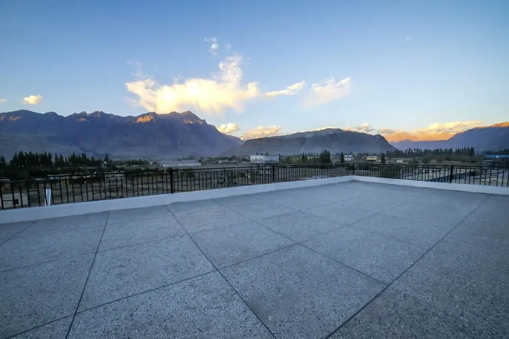 Roomph Premium Al Noor Airport Road