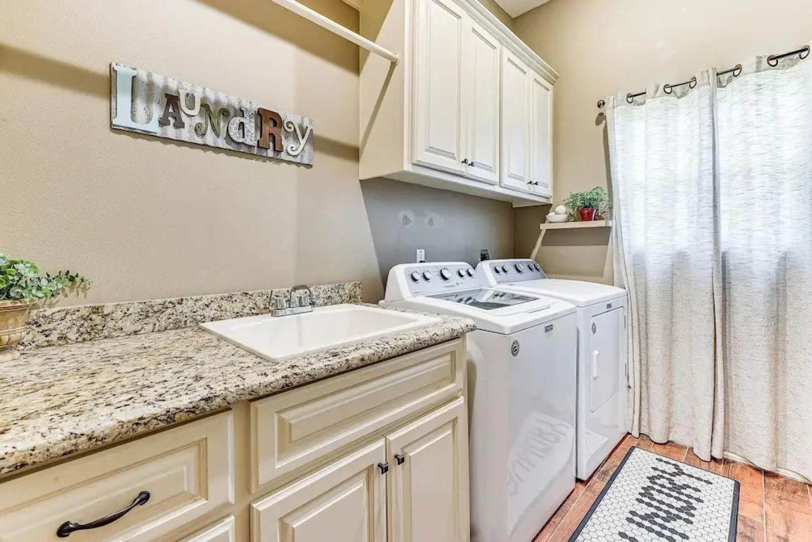 1 Mi to Utrgv Stadium: Roomy Retreat w/ Pool, Yard