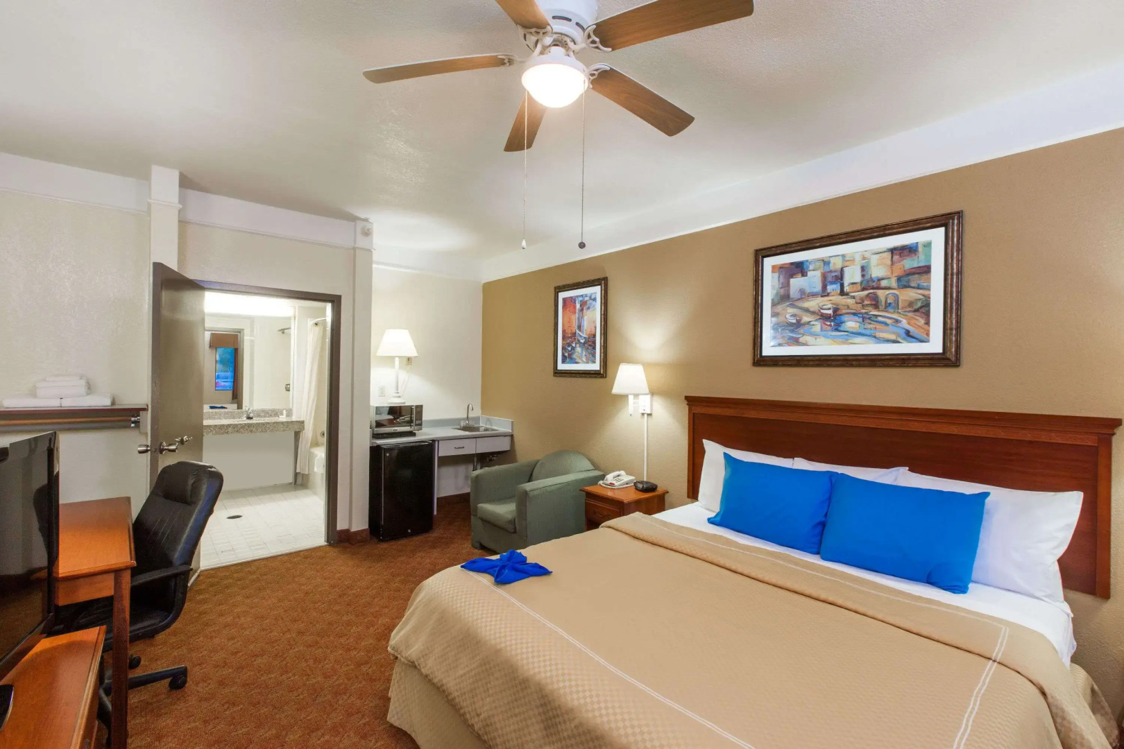 Days Inn & Suites by Wyndham Webster NASA-ClearLake-Houston