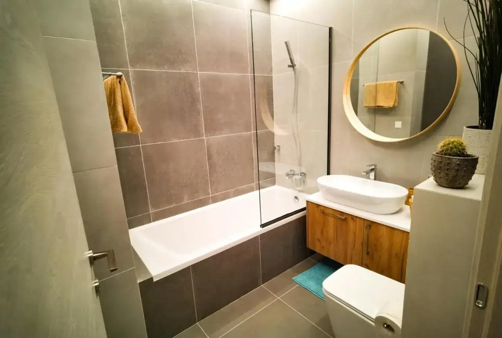 Eagles Nest- 2BR stylish, free park, Netflix