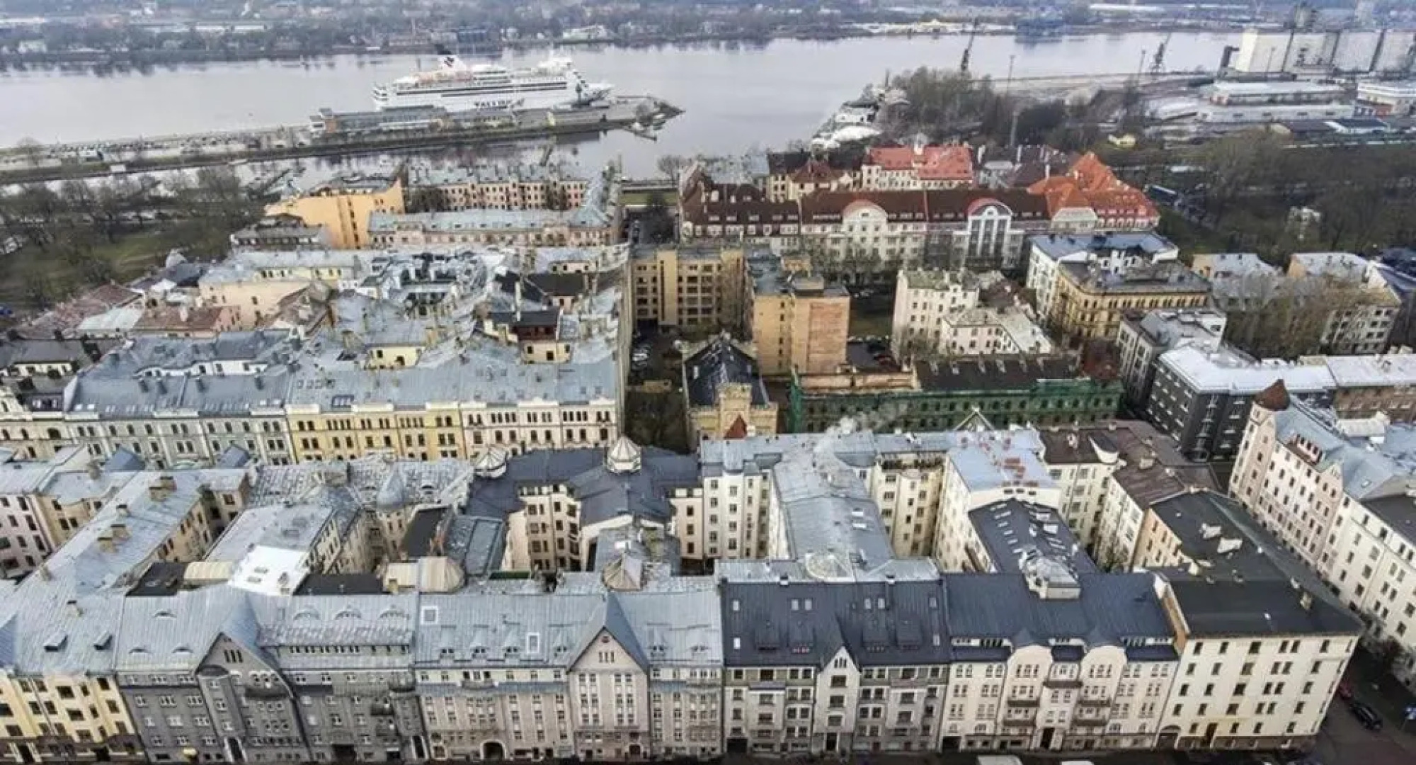 Baltic Amber in Diplomatic District & Free Parking