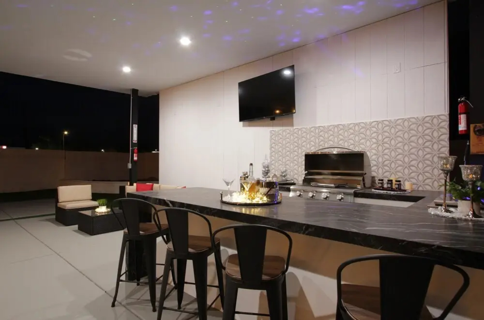 Putting Green & Gazebo: Upscale Peoria Home