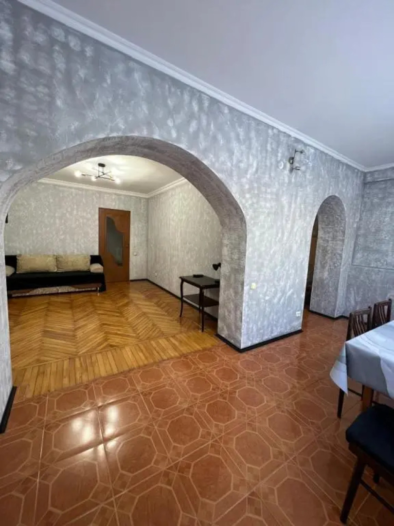 2-x комнатные апартаменты в центре Гагры, 1-я линия