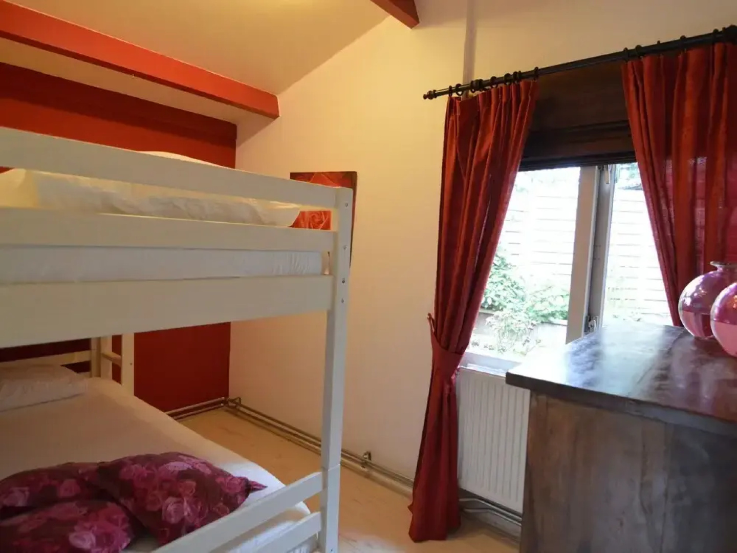 Cosy on ground level home, wifi, central location, many children's equipment