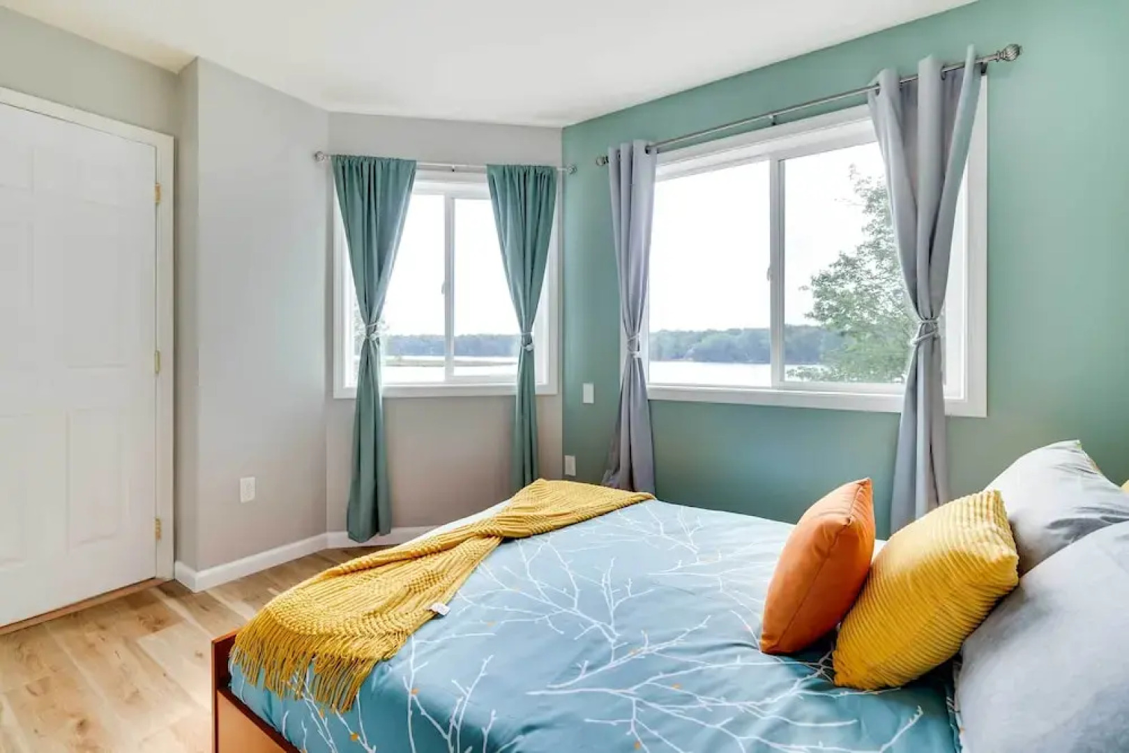 Stunning Tobyhanna Home w/ Lake Access + Kayaks!