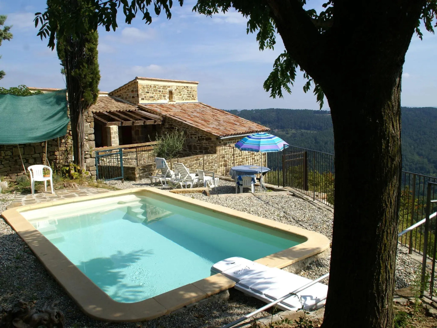 Beautiful house made of natural stone, with swimming pool and very nice view