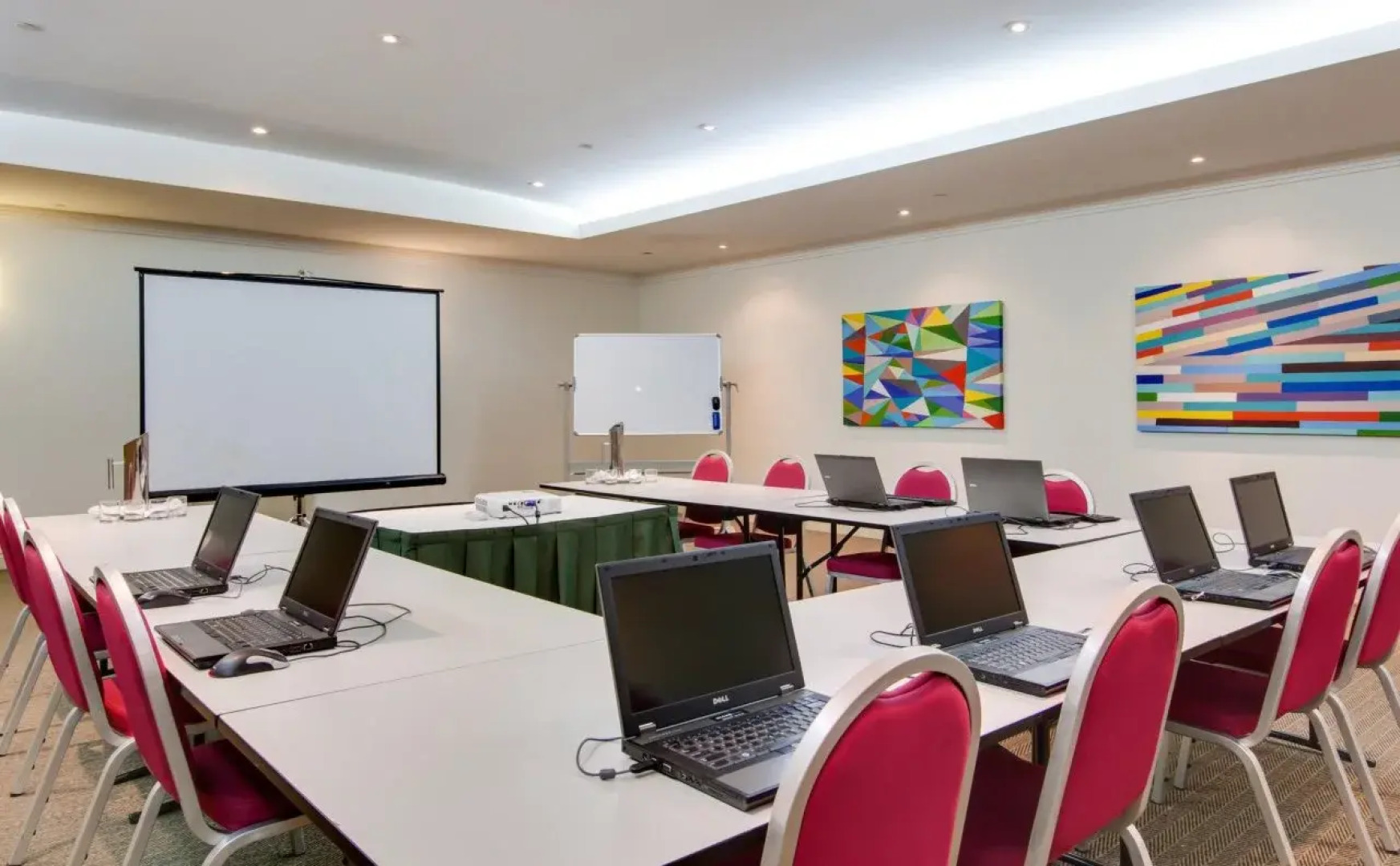 Oakbridge Hotel & Apartments