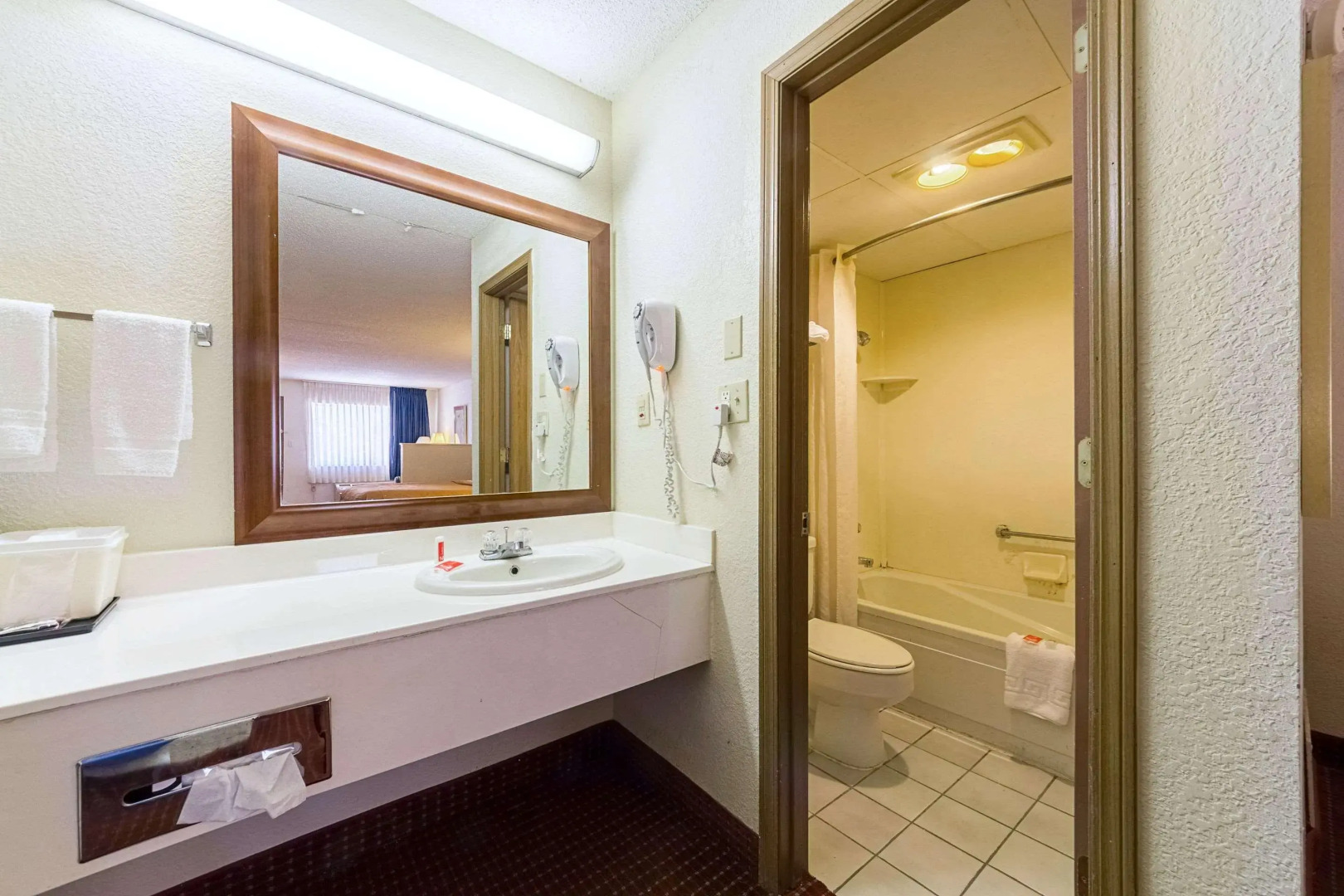 Econo Lodge Inn & Suites