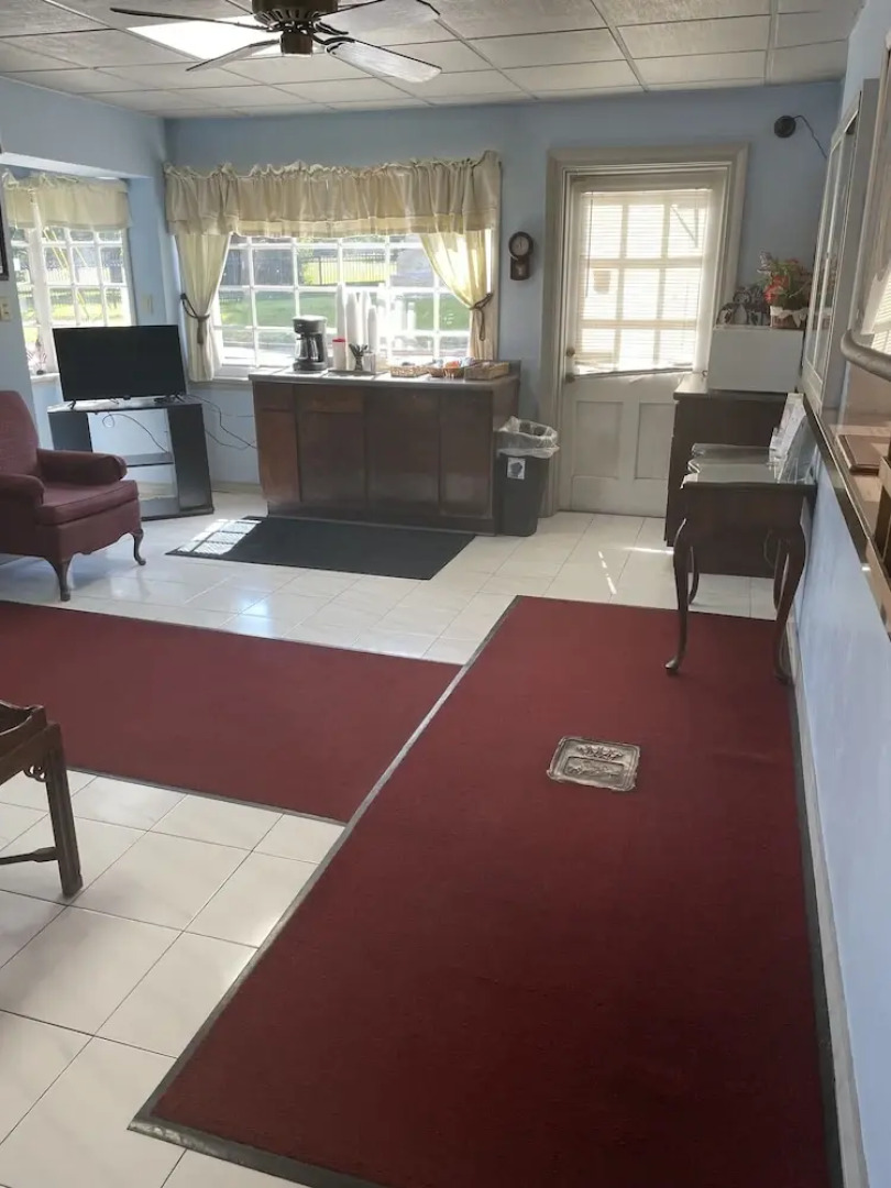 Budget Host Three Crowns Motor Lodge