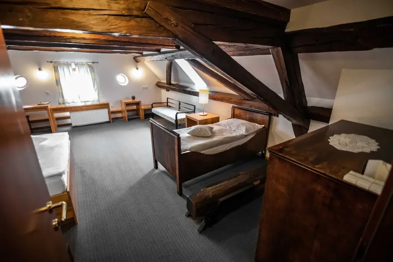 Dvor Jezeršek Brnik