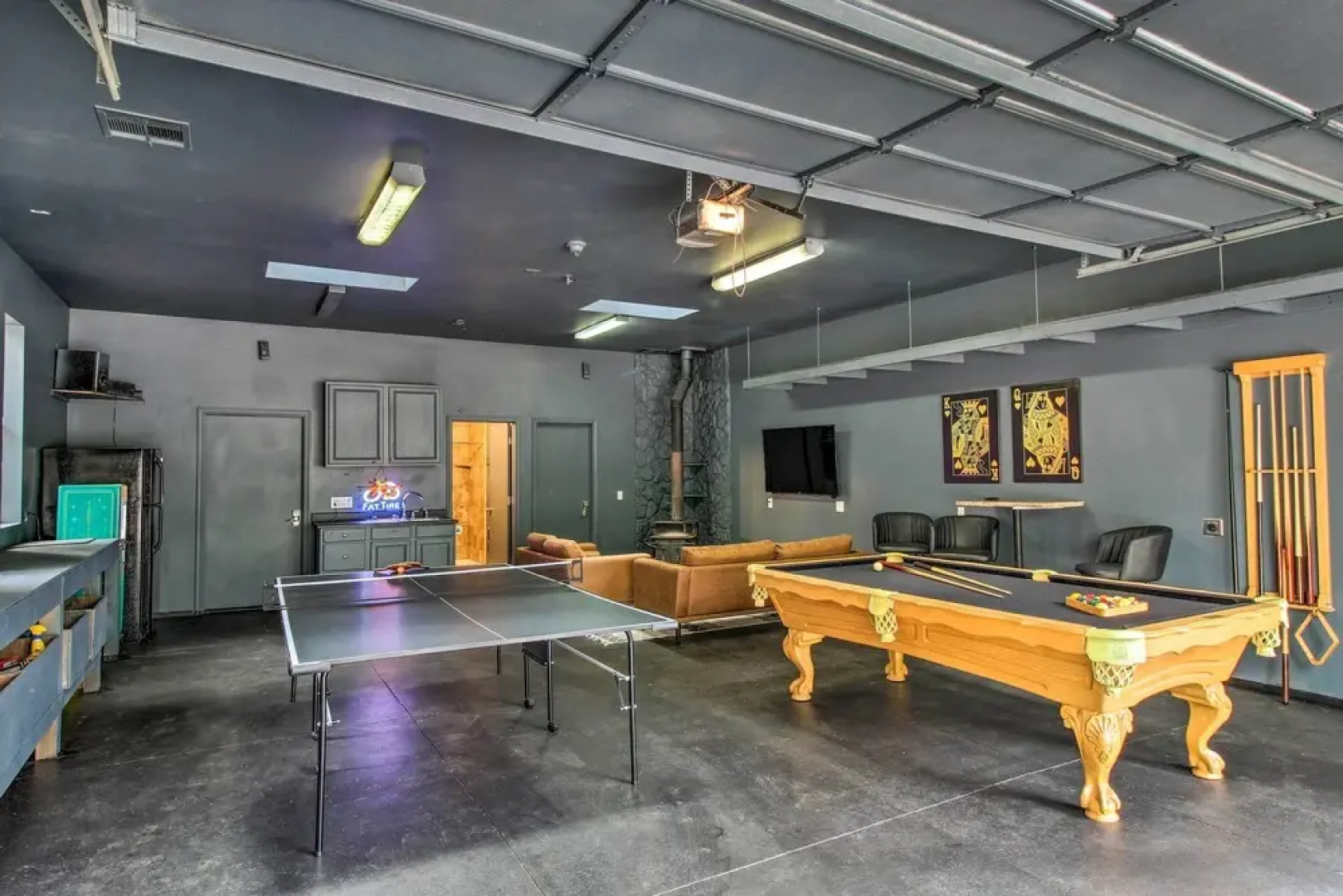 2 Mi to Lake: Marvelous Pinetop Home w/ Fireplaces