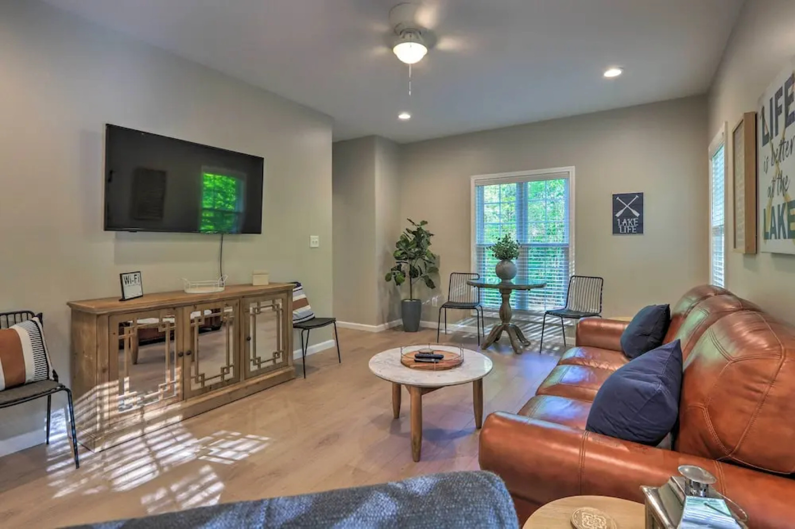 Chic Lake Sinclair Retreat With Dock & Hot Tub!