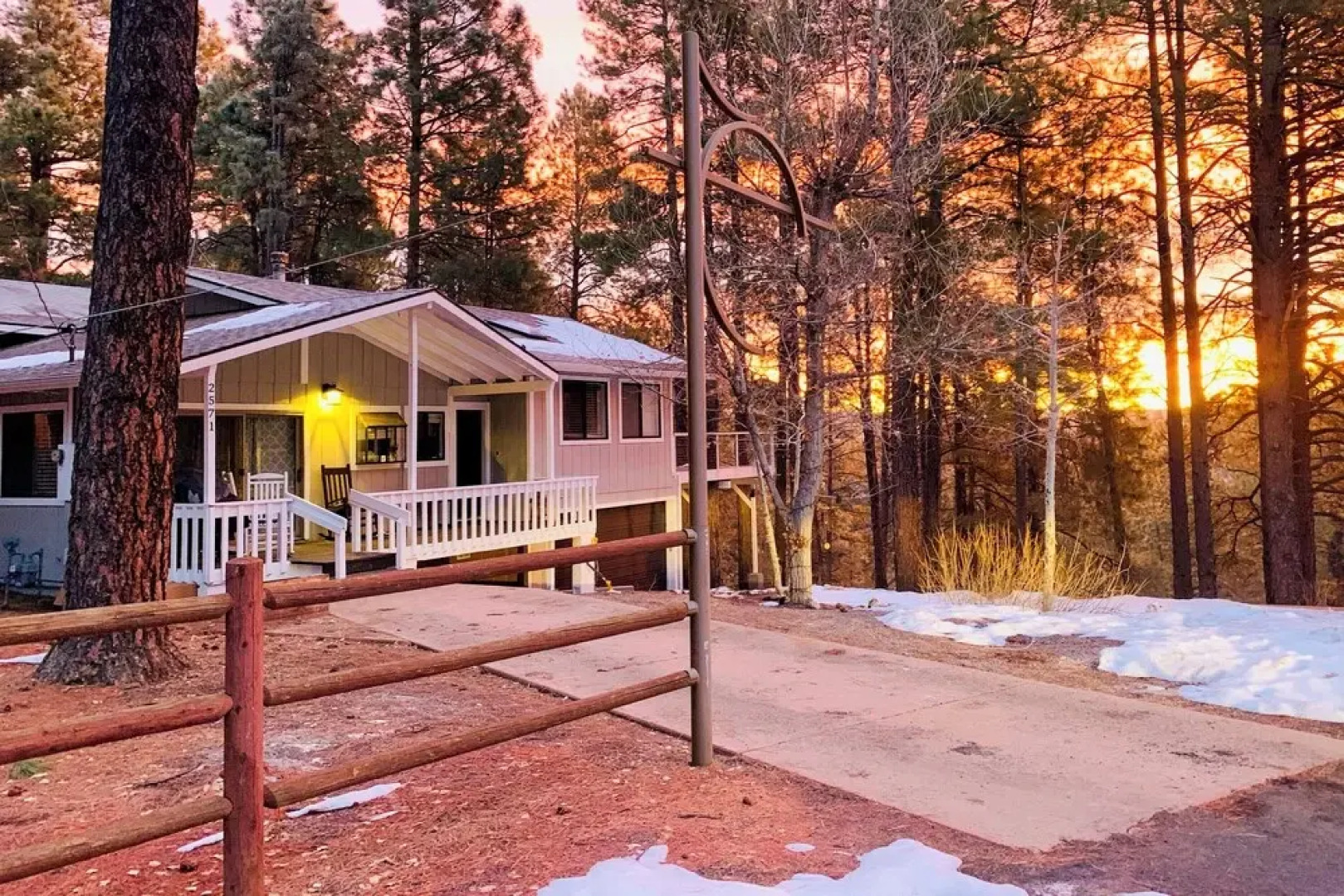 Luxurious & Forested Oasis in Flagstaff w/ Hot Tub