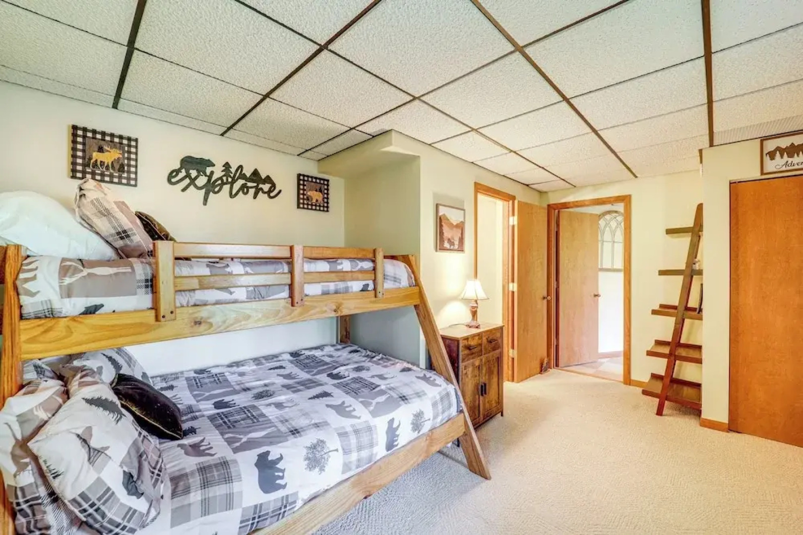 1 Mi to Otter Falls: Mtn-view Gem w/ Deck