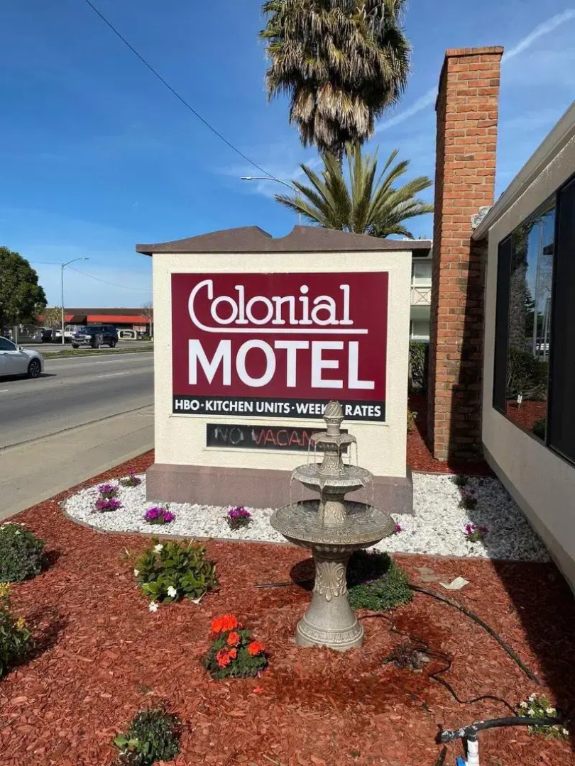Colonial Motel