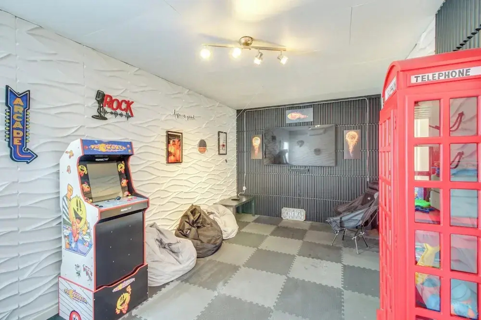 Near Dtwn & Beach: Savannah Home w/ Game Room!