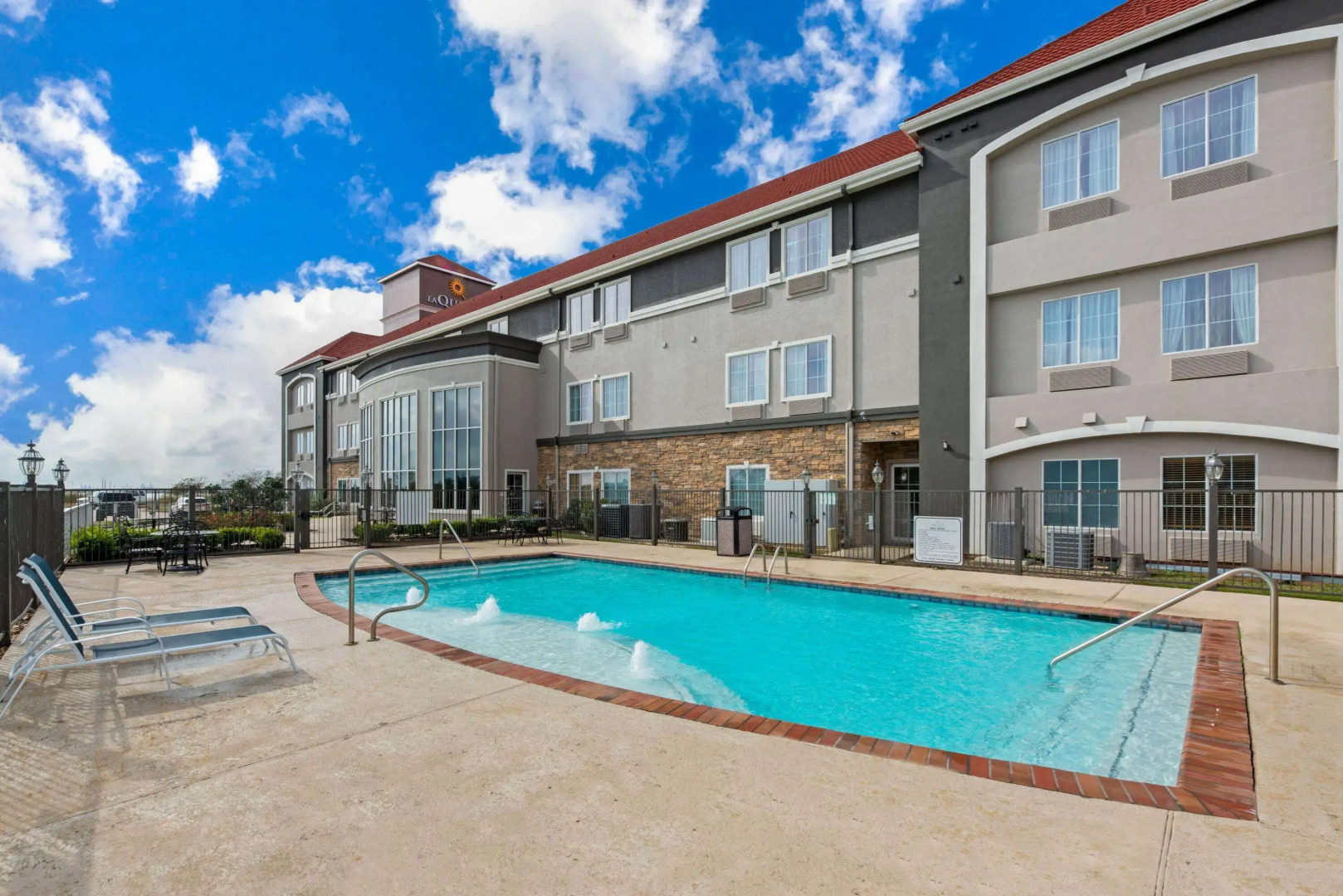 La Quinta Inn & Suites by Wyndham Bridge City